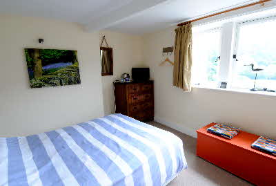 Canalside Double Bedroom - Lovely views over the canal and park